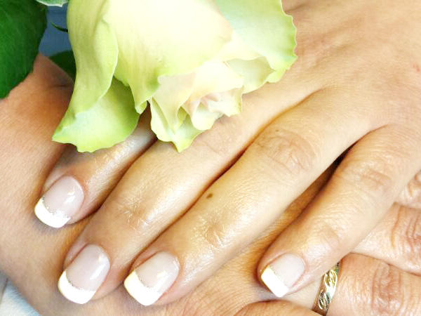 French-Nails mit Silberstreif und gelber Rose